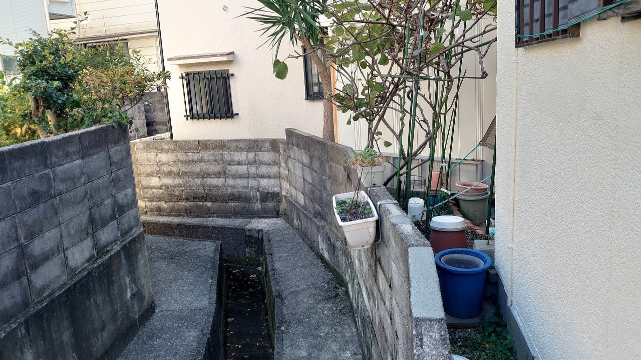 ブロック塀　天端モルタル補修