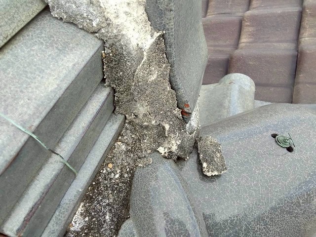 浮いた漆喰の剥落箇所