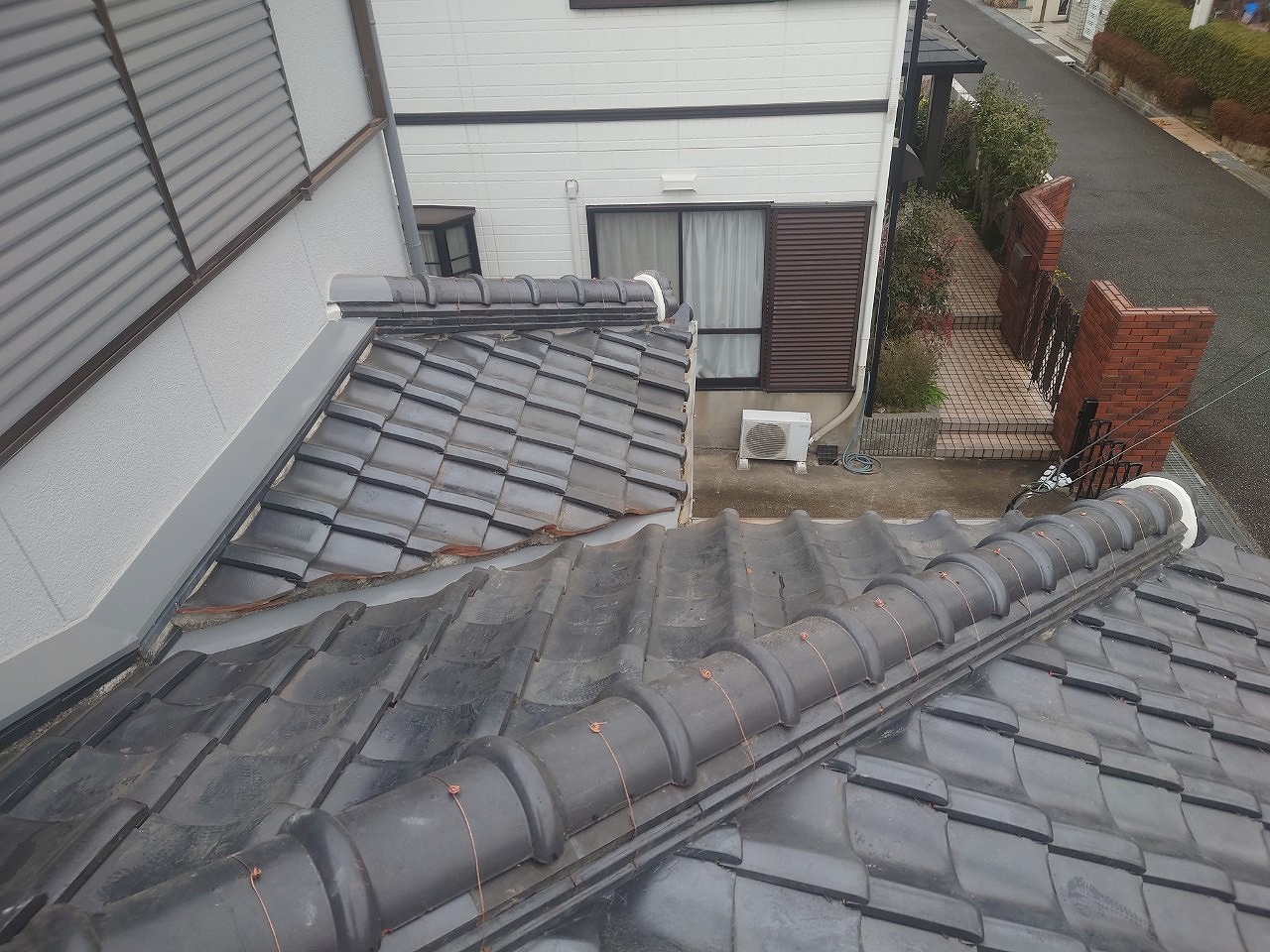 下屋根　隅棟積み直し