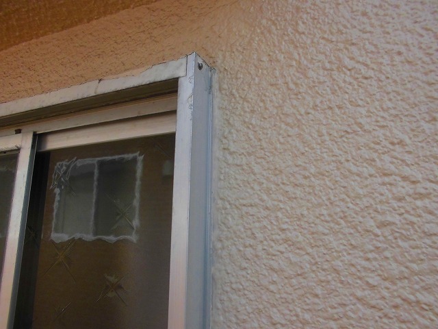 加西市　屋根補修漆喰工事　窓枠の隙間をシール処理