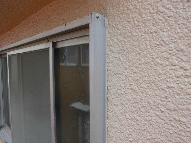 加西市　屋根補修漆喰工事　2階窓枠周りの隙間