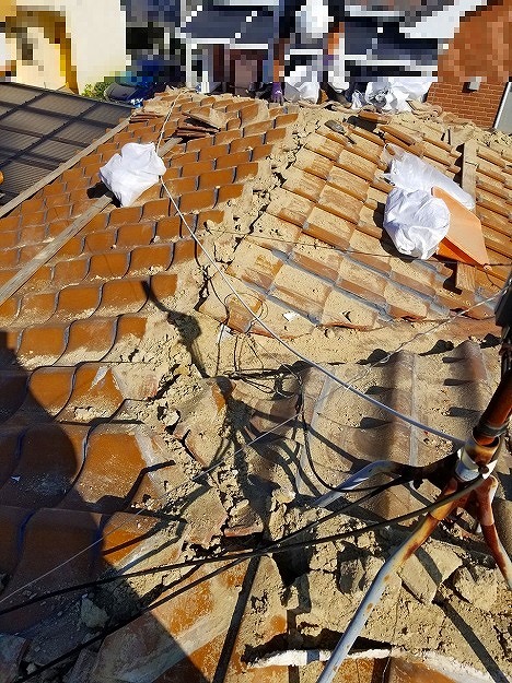 加西市　雨漏り修理棟積み替え　棟瓦の解体・撤去
