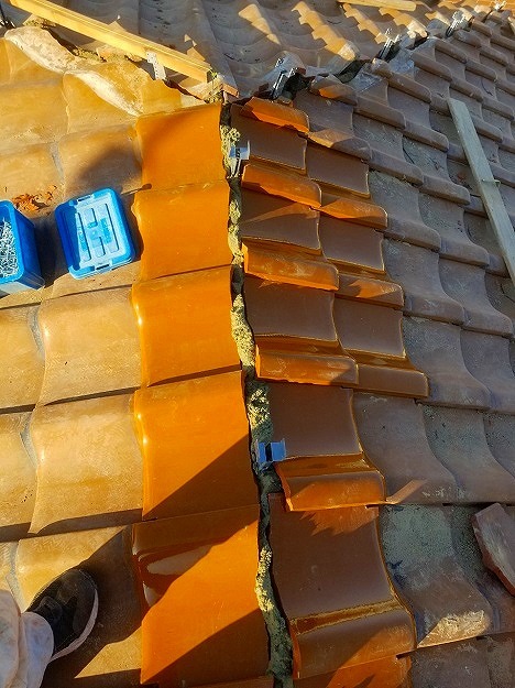 加西市　雨漏り修理棟積み替え　強力棟金具の設置