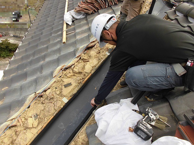 姫路市 雨漏り修理 谷板金交換 　谷板金取付3