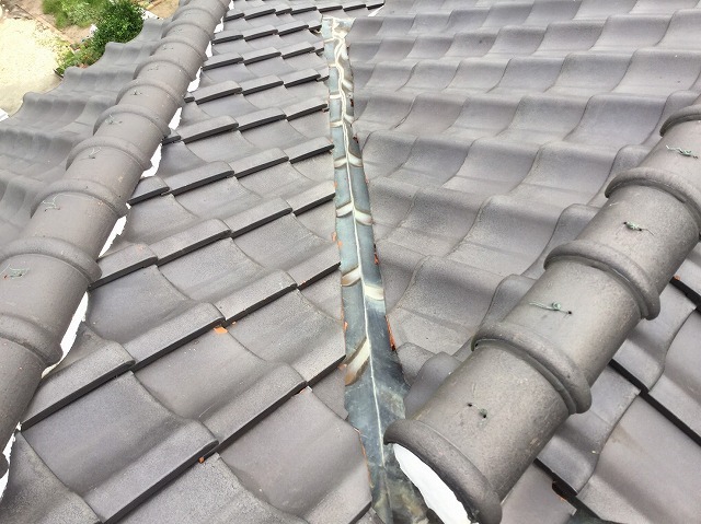 姫路市 雨漏り修理 谷板金交換 施工前　全景　接写