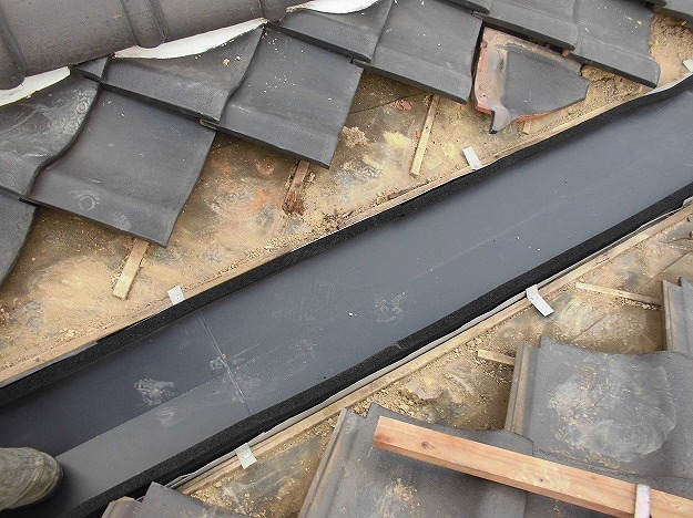 姫路市 雨漏り修理 谷板金交換 　谷板金取付2