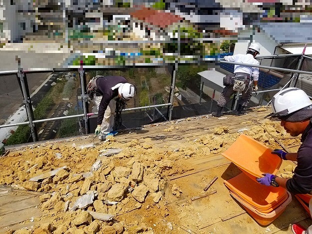 瓦と土の撤去作業