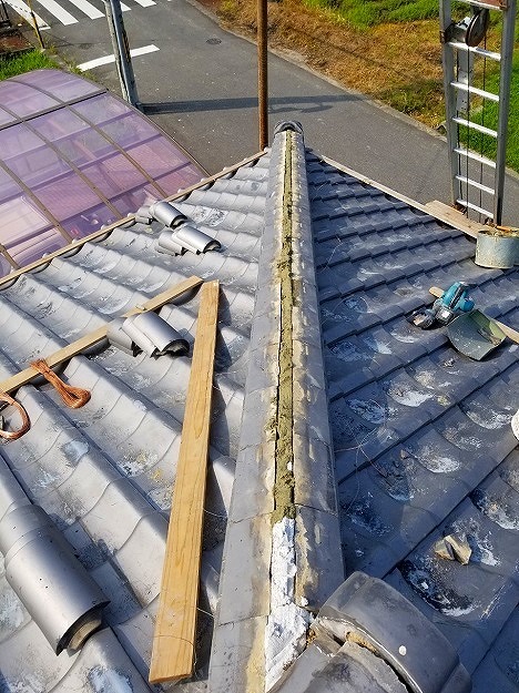 既存の棟瓦の撤去