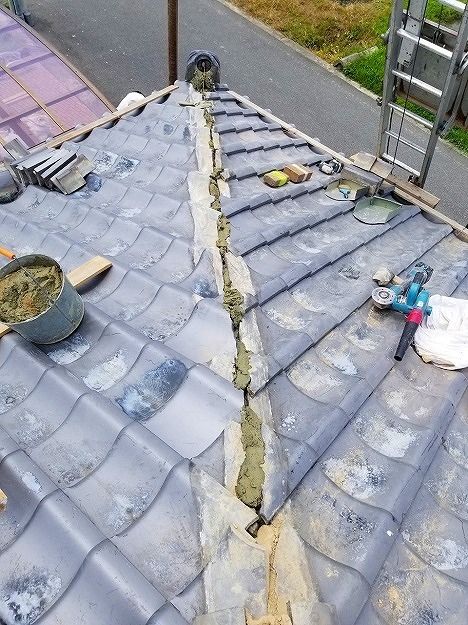 既存の棟瓦の撤去