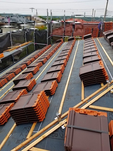 桟木の上への瓦の荷揚げ