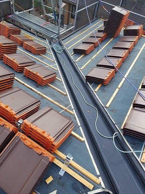 棟部分の換気部材と瓦