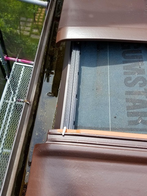 軒先部分の瓦と雨樋