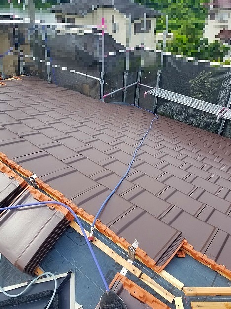 本体瓦の葺き作業