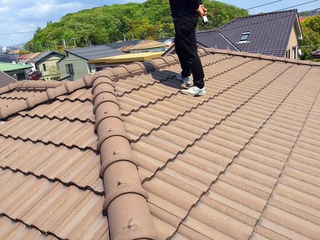 屋根の上での点検の様子