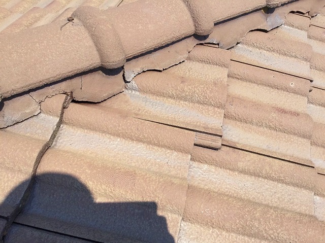 経年劣化した瓦のアップ