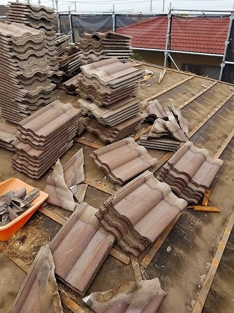 撤去中の瓦が積まれている様子