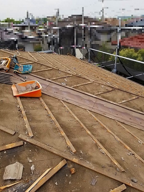 瓦撤去後の野地板と桟木