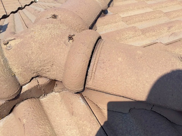 経年劣化した瓦のアップ