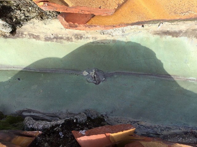 谷板金に開いた穴の様子