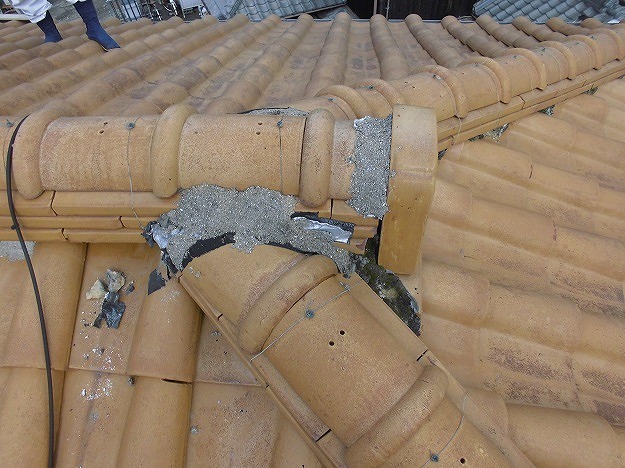 鬼瓦周りの漆喰が大きく剥がれ落ちているのが分かります