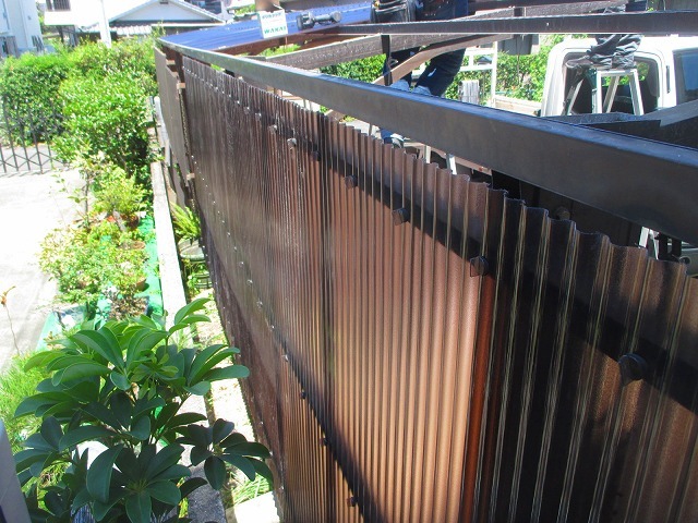 新しい壁面波板の貼り付け