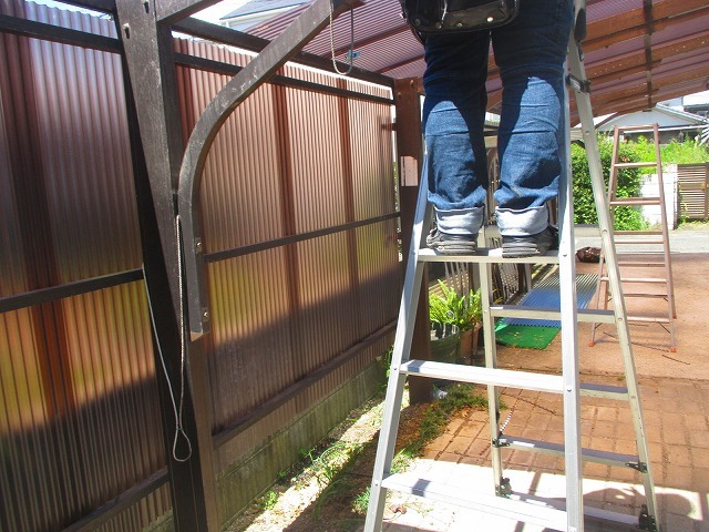 壁面波板の貼り付け作業