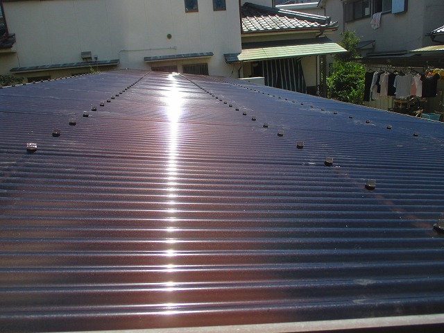 壁面波板の貼り付け作業