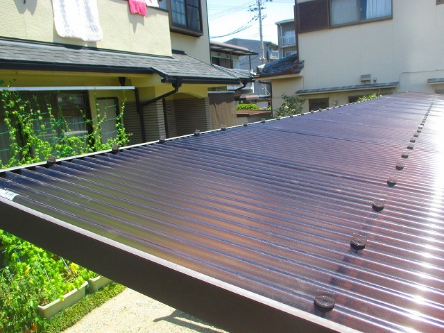 新しい屋根面波板の貼り付け