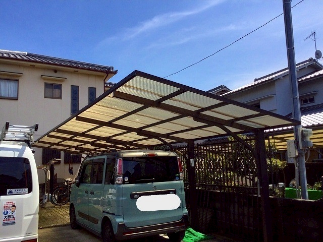 建物とカーポートの全景