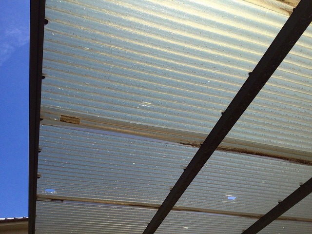 屋根面の破損状況