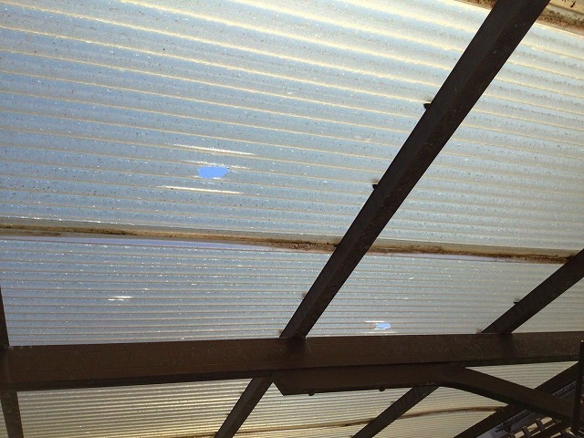 屋根面の破損箇所のアップ