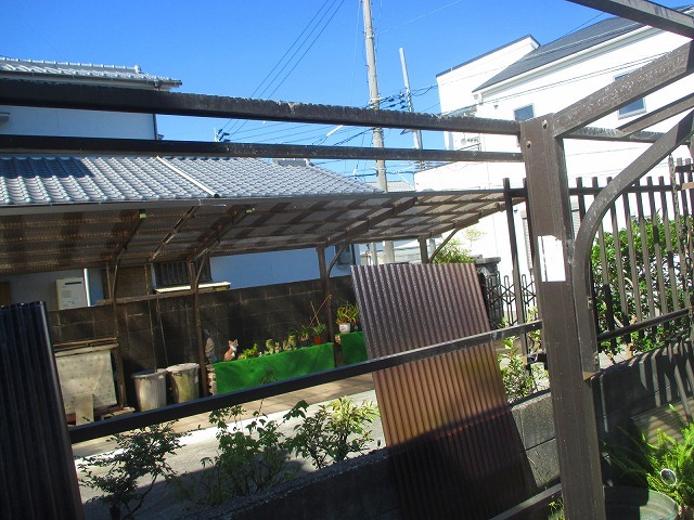 古い波板の撤去作業