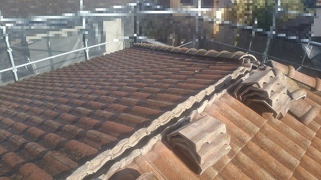 神戸市　施工事例　葺き替え工事　セメント瓦　既存瓦の撤去