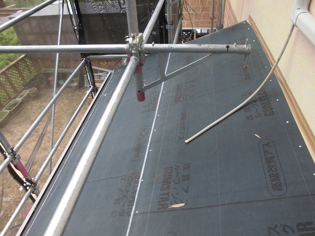 施工事例　ノンアスベスト屋根　ルーフィング接写