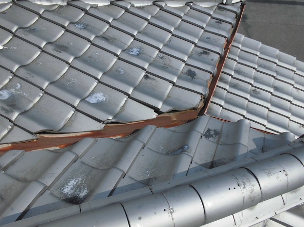 明石市　谷板金　劣化　穴