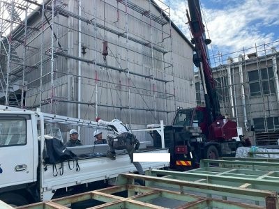 姫路市　工場屋根工事　クレーンで荷揚げ準備
