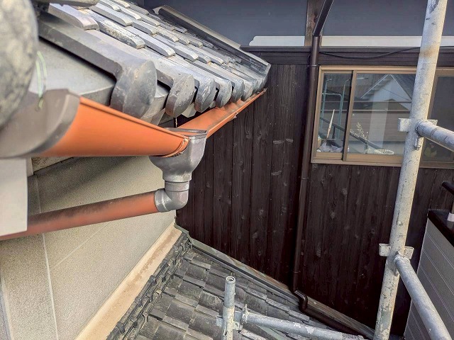 加古川市　色褪せが見られる雨樋