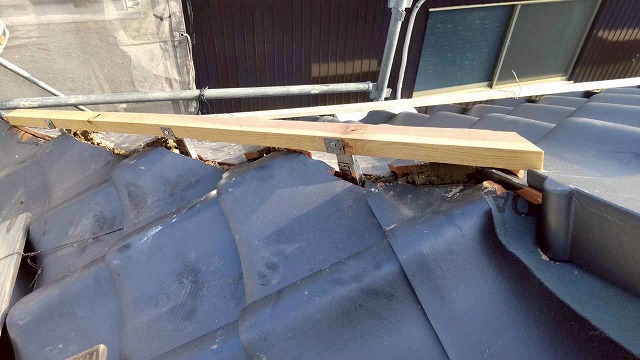 加古川市　隅棟の土台施工の様子