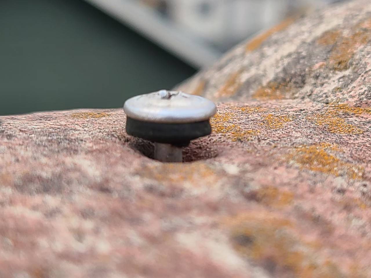 現場ブログ　モニエル瓦のセンチュリオン　ビス浮き　接写