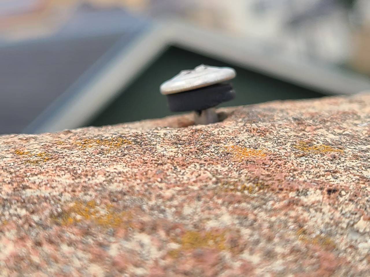 現場ブログ　モニエル瓦のセンチュリオン　ビス浮き　斜め