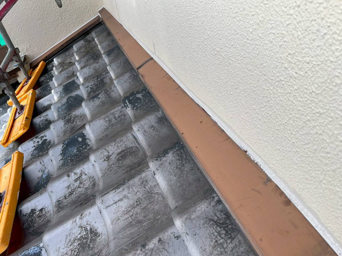 明石市　塗装前　プライマー処理　水切りと外壁の取り合い