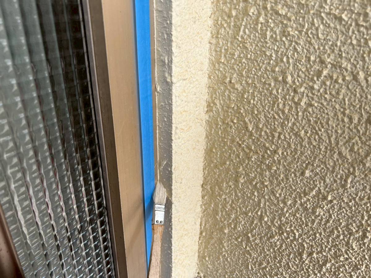 明石市　塗装前　サッシ際　プライマー処理