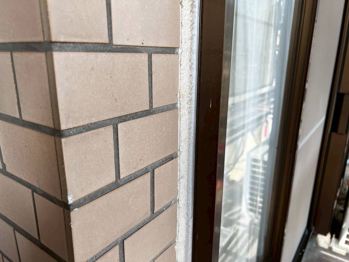 サッシとモルタル壁の隙間
