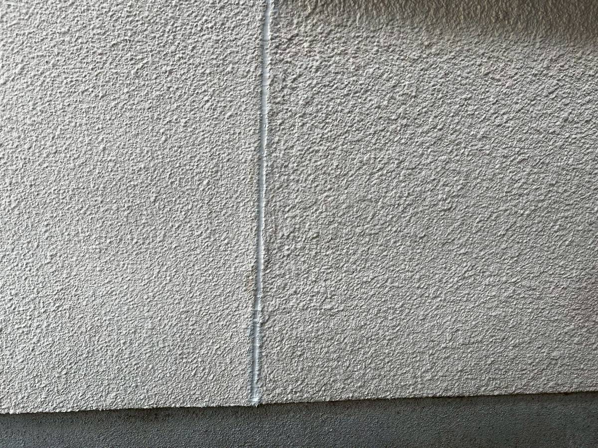 コーキング材を充填している様子