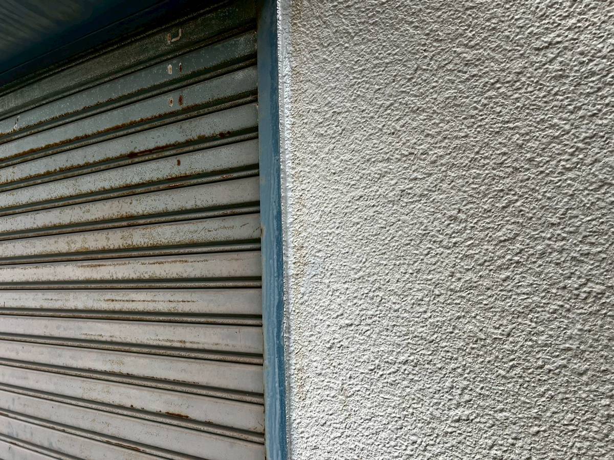 シャッター部分とモルタル壁の隙間