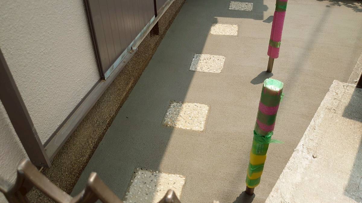 モルタル仕上げ後の通路