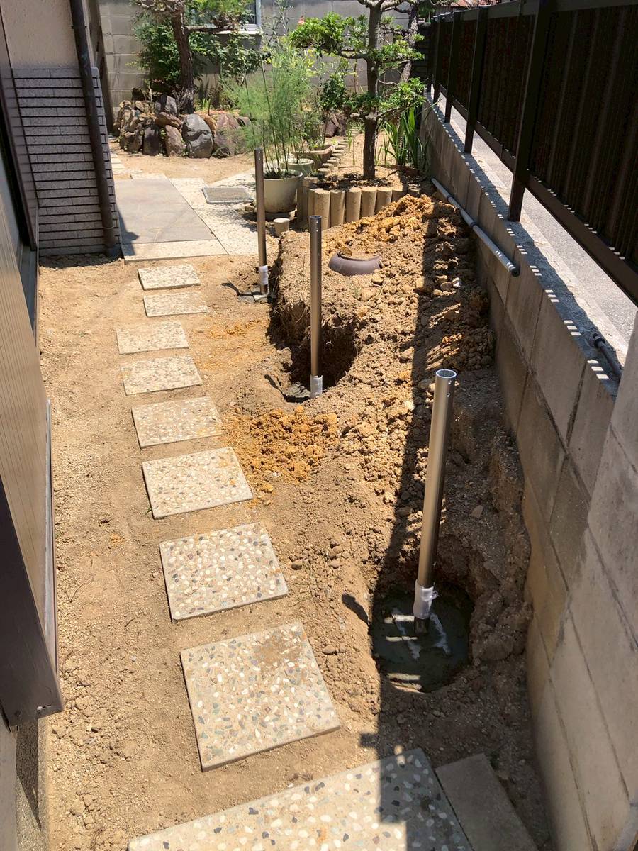 複数の柱が固定された状態