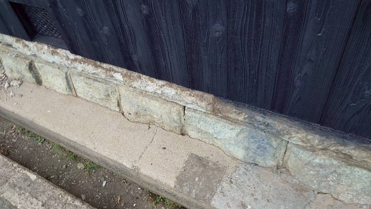別の箇所の基礎のひび割れ