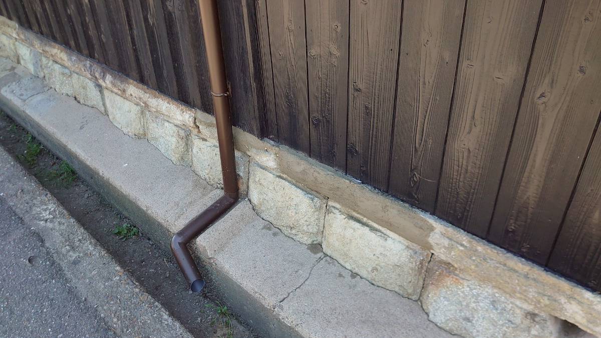 雨樋下の基礎のひび割れ
