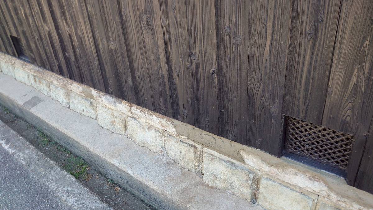 通気口下の基礎のひび割れ